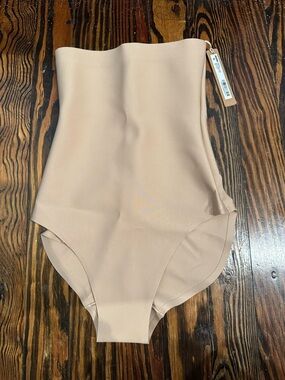 SKIMS BODY NWT High waisted brief Medium Clay